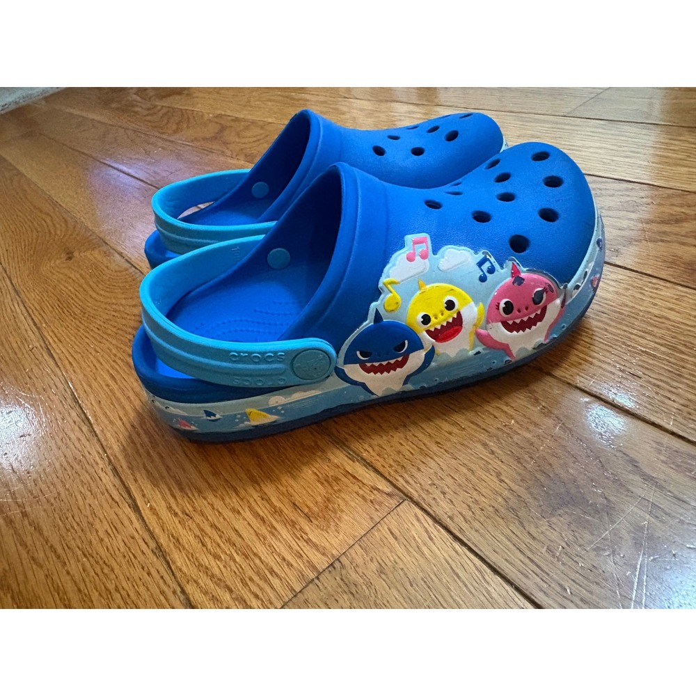Boys or girls Crocs Baby Shark Pinkfong Blue Clogs Kids Size 2 Slip On Shoe